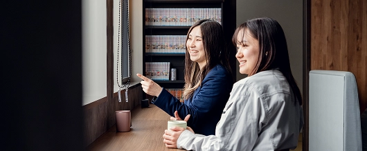 談笑する社員