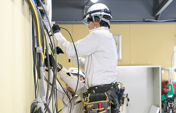 社内施設で実戦練習をする電気工事士-キャリア