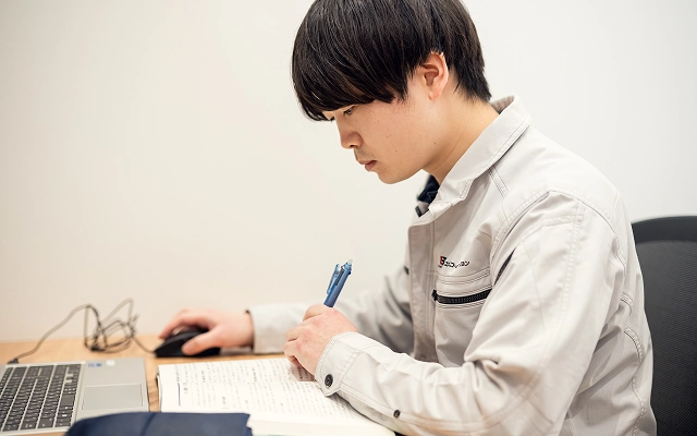 積算事務仕事に取り組む社員