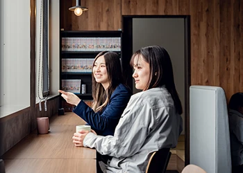 コミュニティルームで談笑する社員