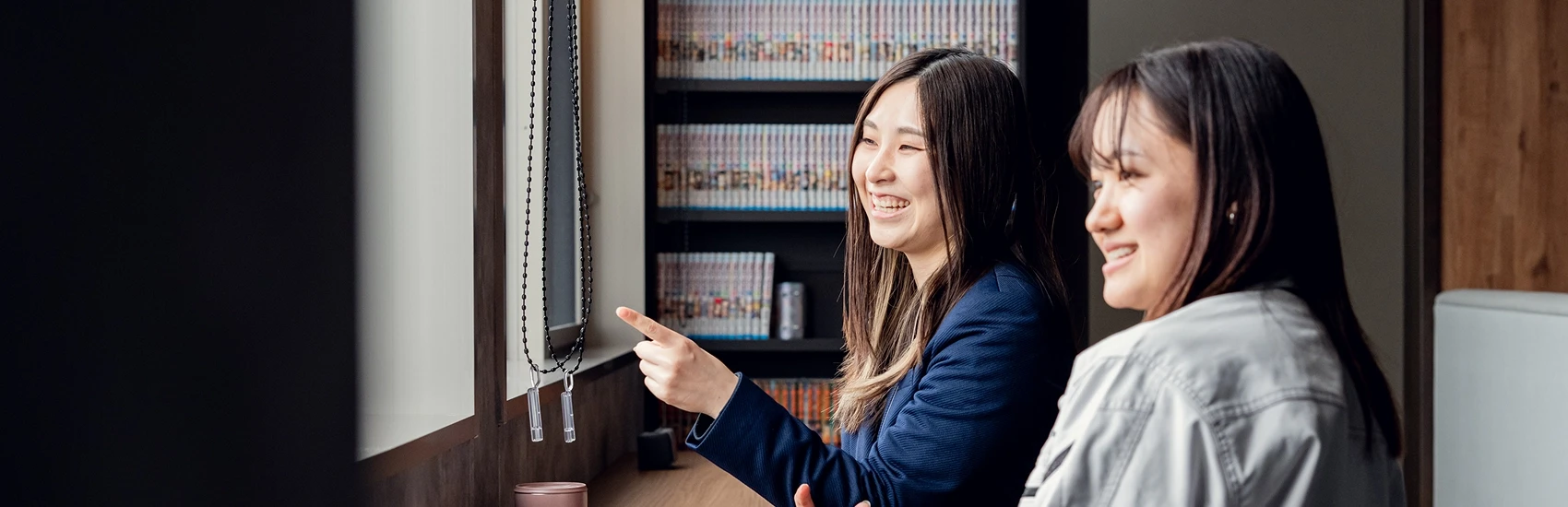 コミュニティルームで談笑する社員