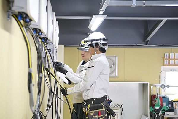 後輩に実技指導する先輩社員