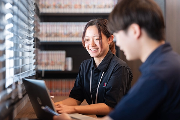 後輩を育成する社員